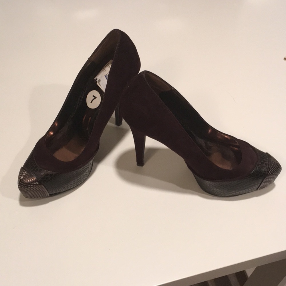 Carlos Santana Size 7 Stilettos 5” Heels Brown Suede Decorative Toe Classy Shoes